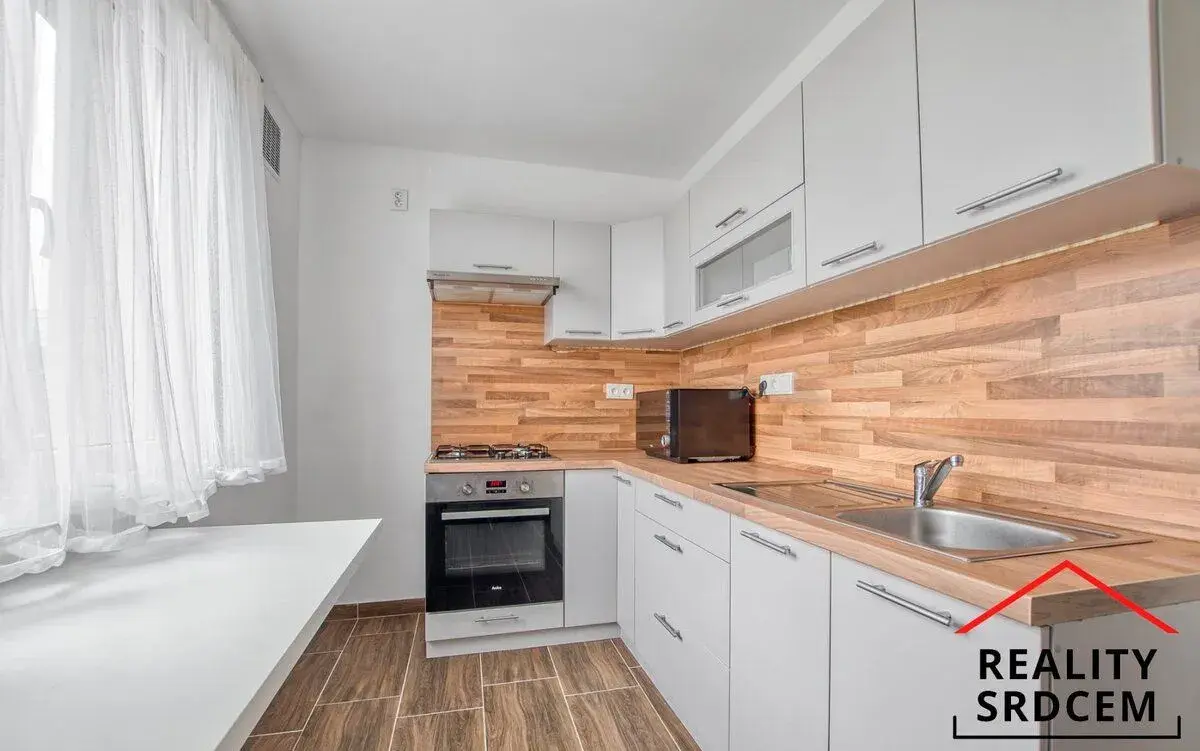 Pronájem zrekonstruovaného a nezařízeného bytu 2+1 s lodžií,