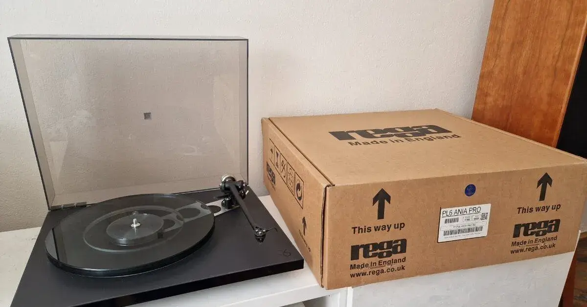 Gramofon Rega Planar 6 + přenosku Ania Pro MC
