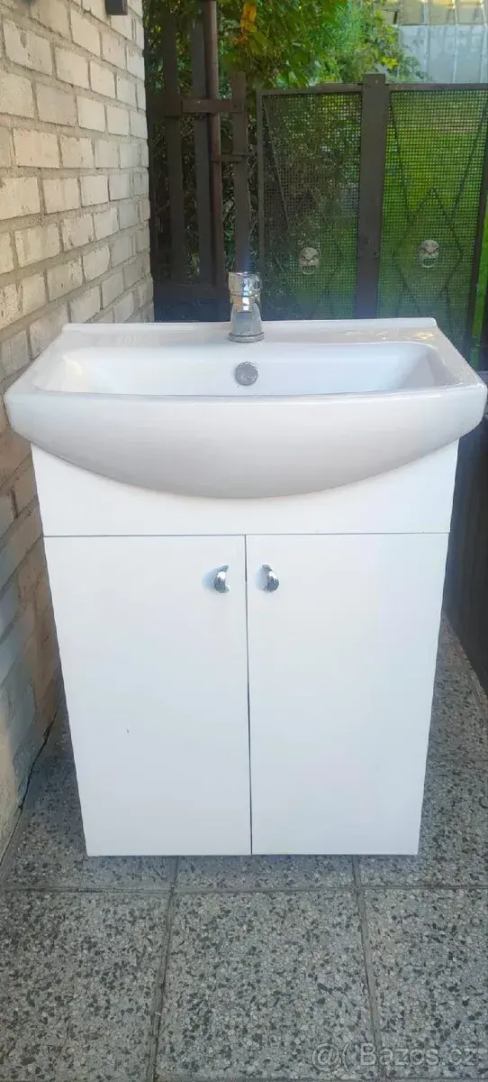 Skříňka a umyvadlo