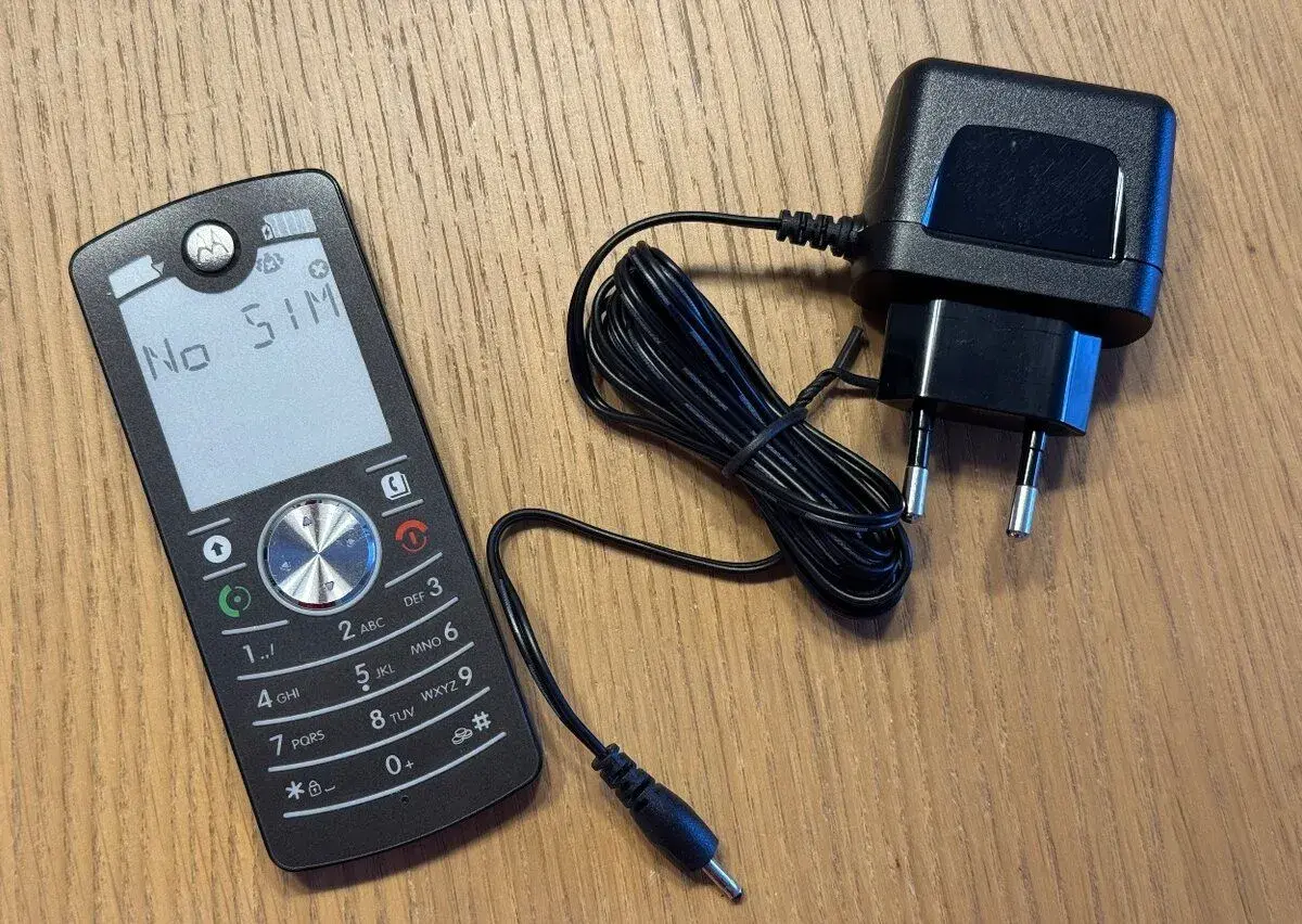 Motorola MOTOFONE F3 + nabíječka -- plně funkční