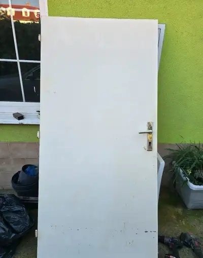 Bytelné plechové dveře 90L