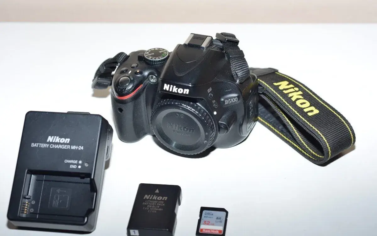 Nikon D5100 + příslušenství