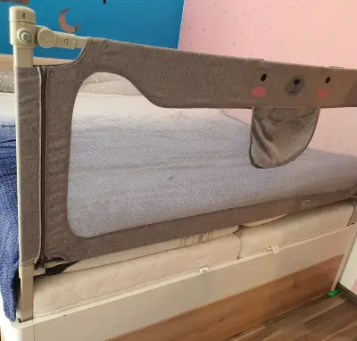 zábrana na postel chránící před pádem