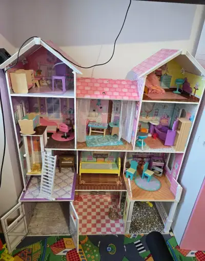 Velký dřevěný domeček pro panenky KidKraft (130 cm)