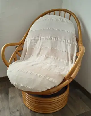 Křeslo, věšáky, zrcadlo