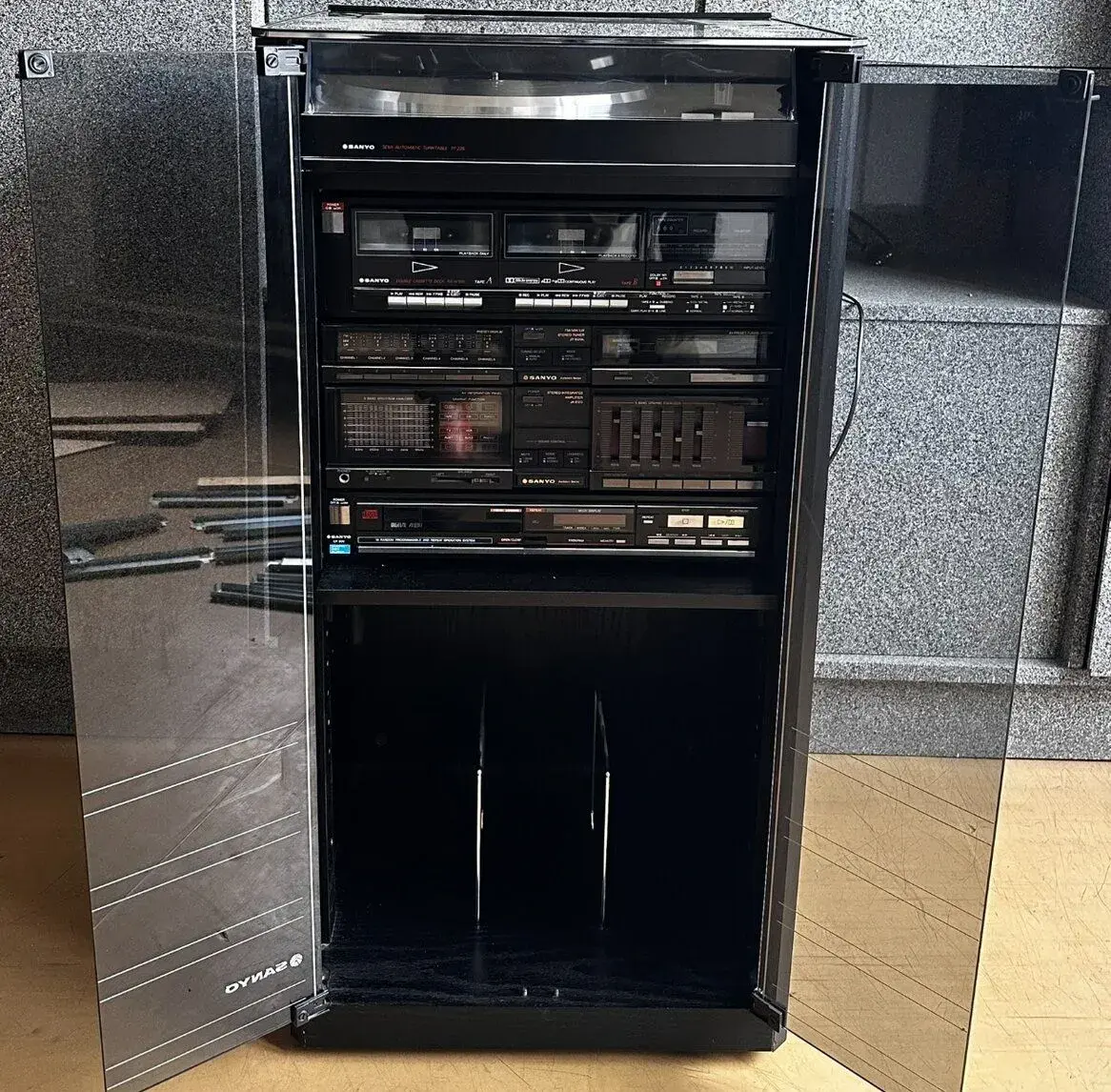 Retro Hi-Fi věž SANYO s CD a gramofonem + skříňka