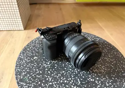 Sony ZV-E1 + SmallRig cage + 4× baterie + K&F nabíječka