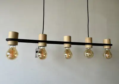 závěsný lustr na lanku kov, dřevo