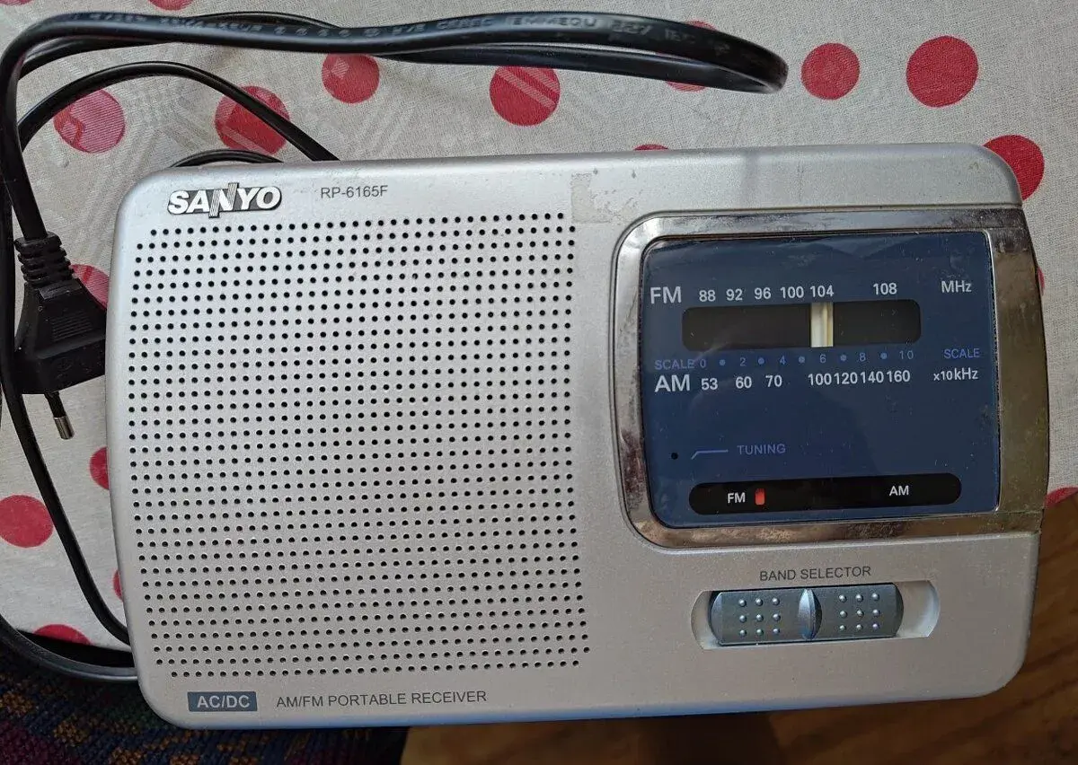 Retro rádio Hyundai PR 100 B