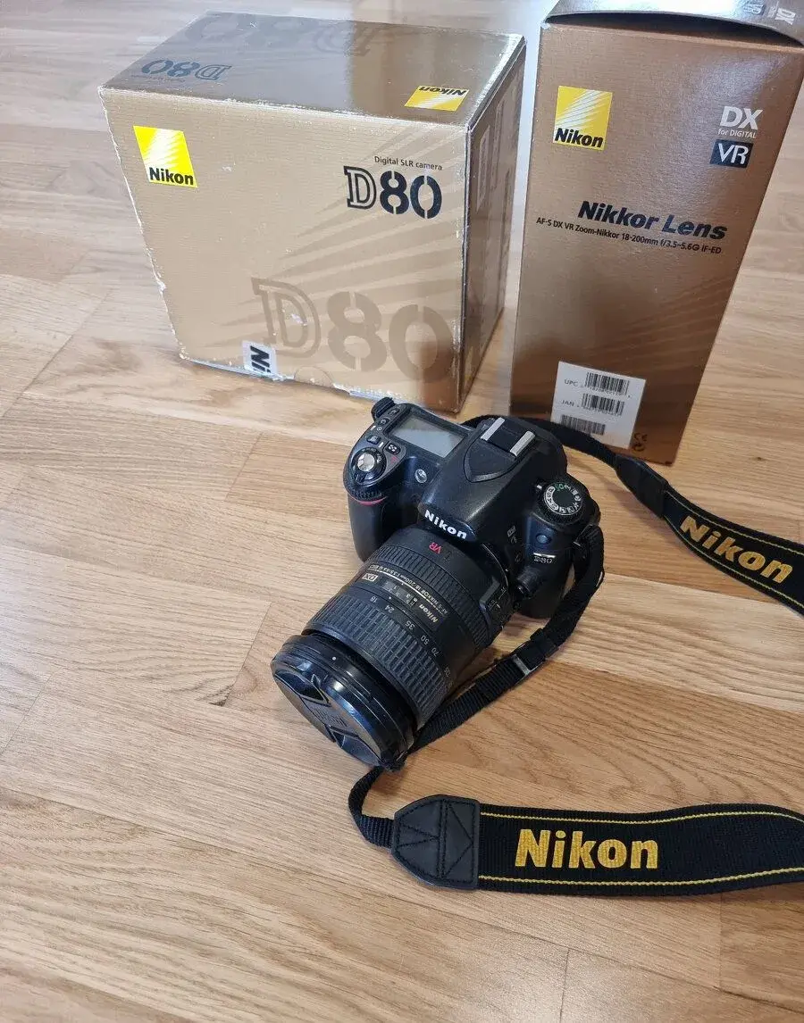 Nikon 18-200mm f/3,5-5,6G ED AF-S DX VR II + Tělo D 80