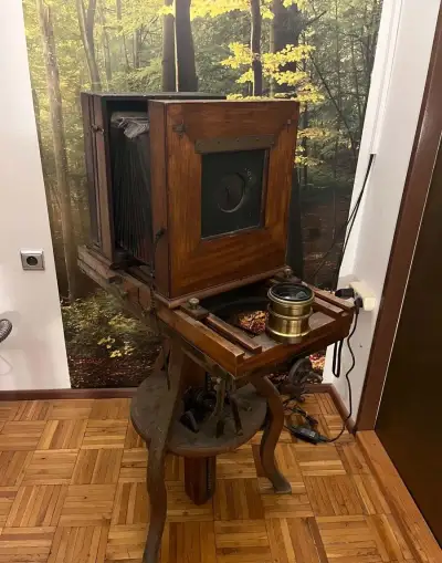 Velký historický ateliérový deskový fotoaparát se stojanem
