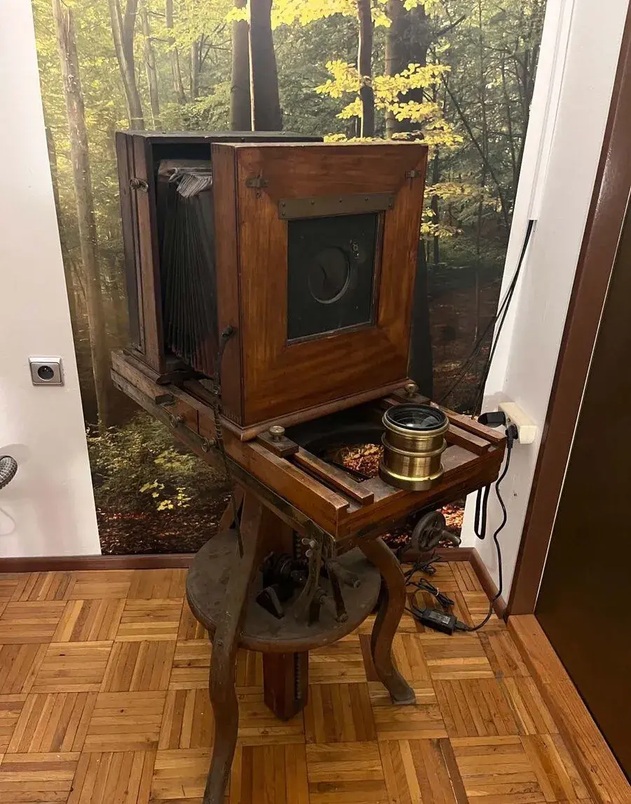 Velký historický ateliérový deskový fotoaparát se stojanem