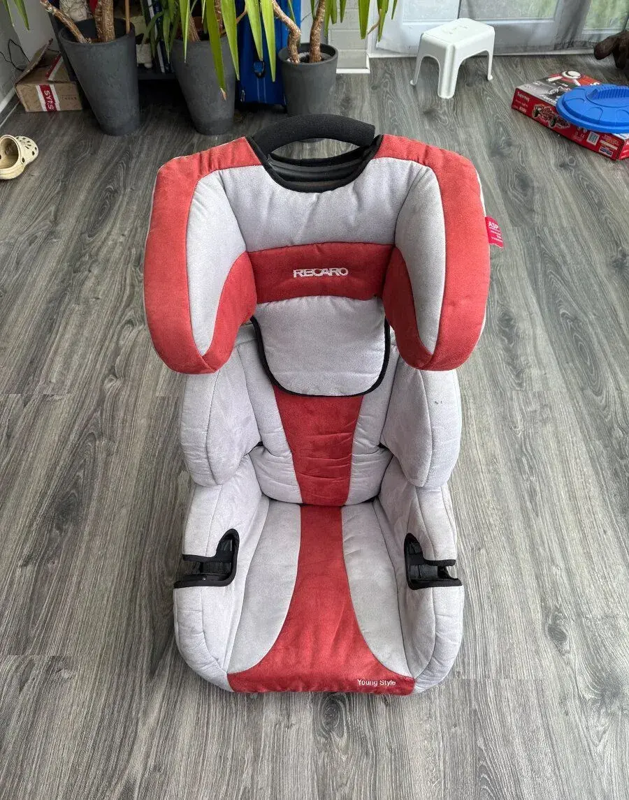 Dětskou autosedačku Recaro nastavitelná