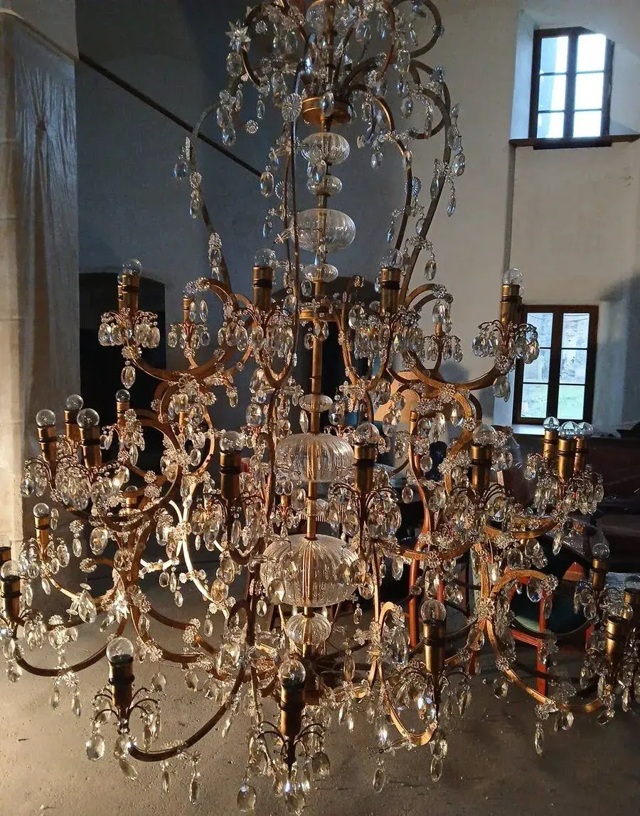 K prodeji monumentální palácový lustr z prv