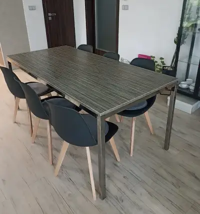 Jídelní stůl