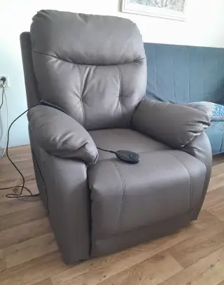 Relaxační křeslo s el. ovládáním v záruce