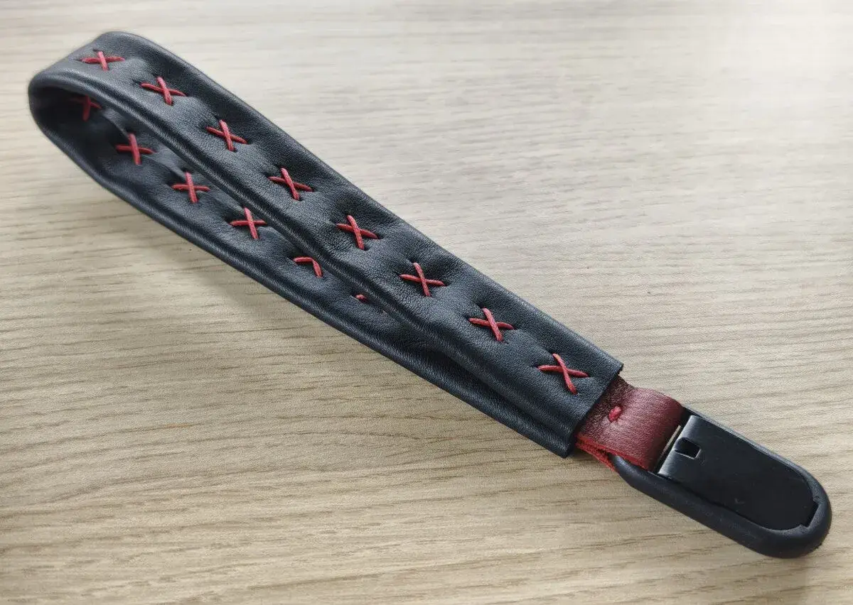 Kožený Wrist strap značky Deadcameras