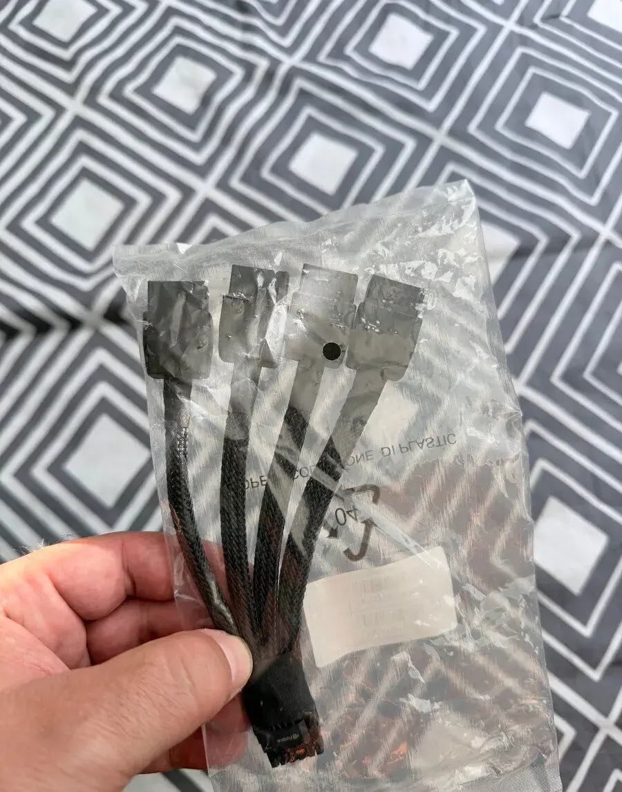 Originální 16-pin 12VHPWR kabel - 4 koncovky