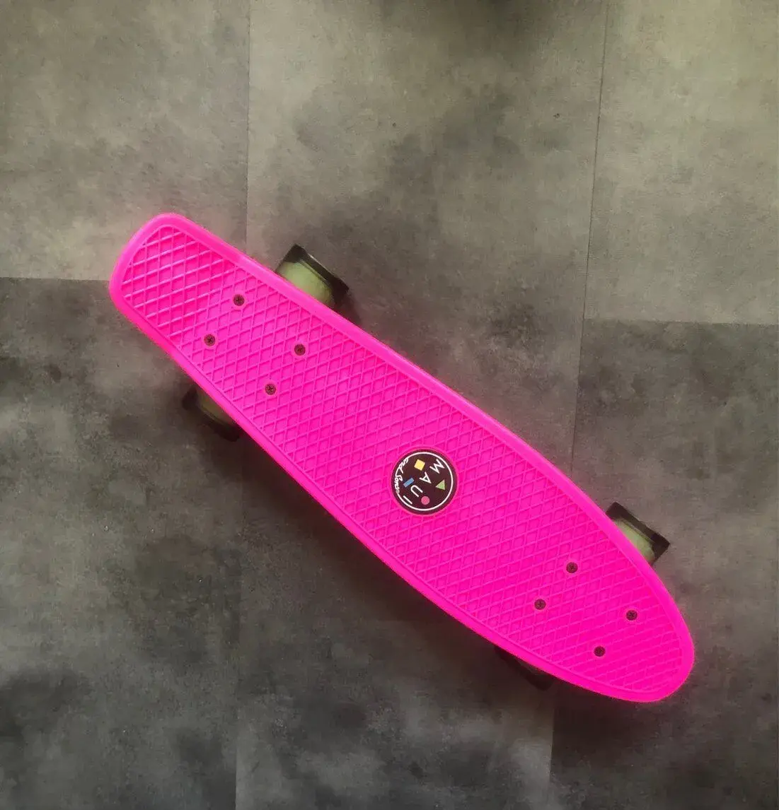 Růžový penny board Maui