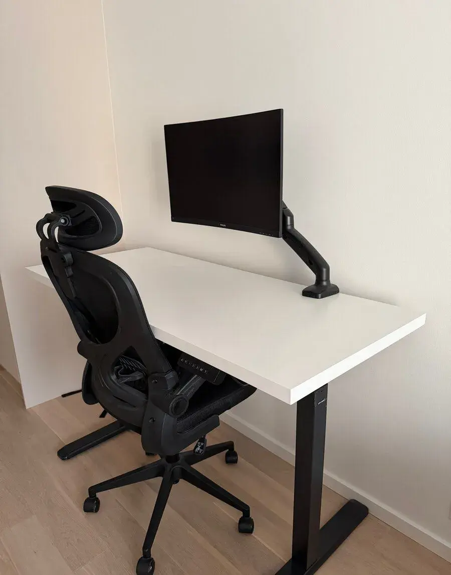 Pracovní souprava (kancelářská židle, monitor,.)