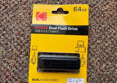 NOVÝ Duální USB-A 3.2 / Type-C Flash Disk 64 GB Kodak K143D