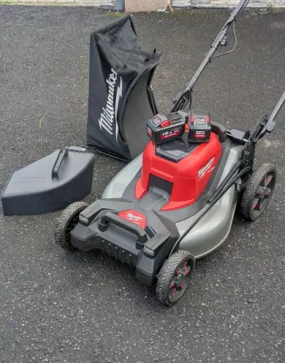 Milwaukee M18 FUEL aku sekačka 53 cm, pojezd, 2× 12 Ah