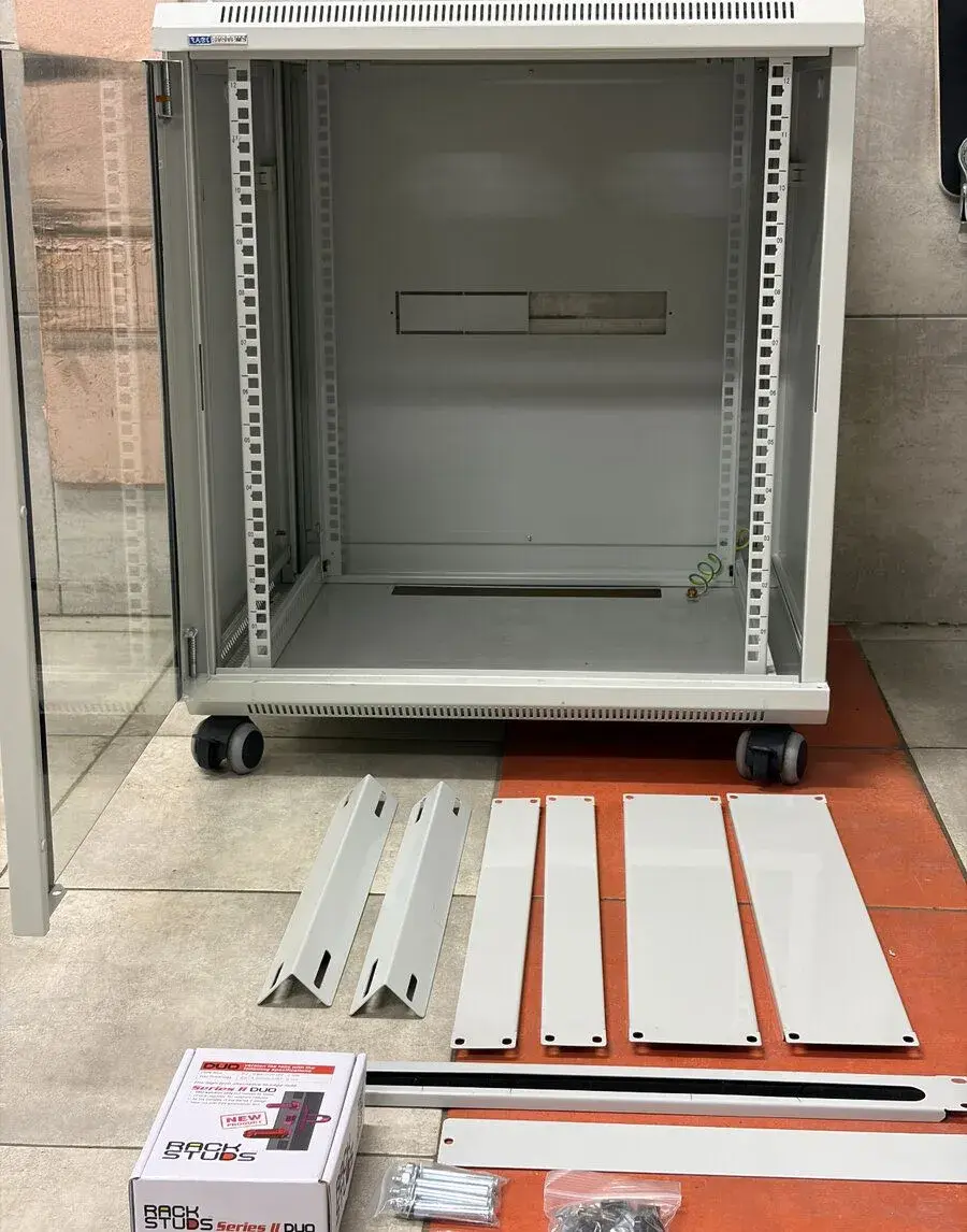 Datový rozvaděč Rack Systems 12U – na kolečkách + bohaté pří