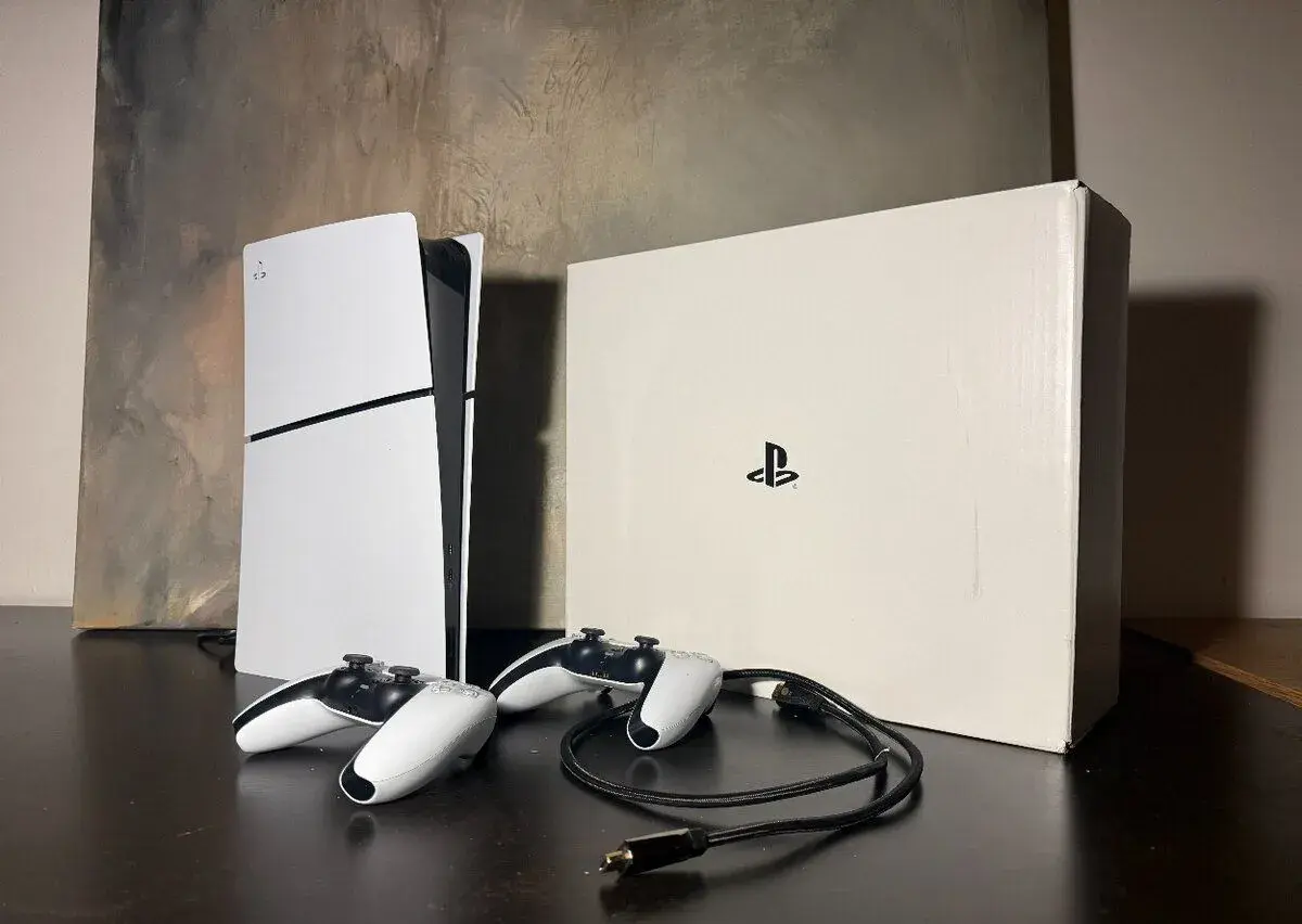 PlayStation 5 Slim 1TB - 2x ovládač DualSense PS5 (V záruce)