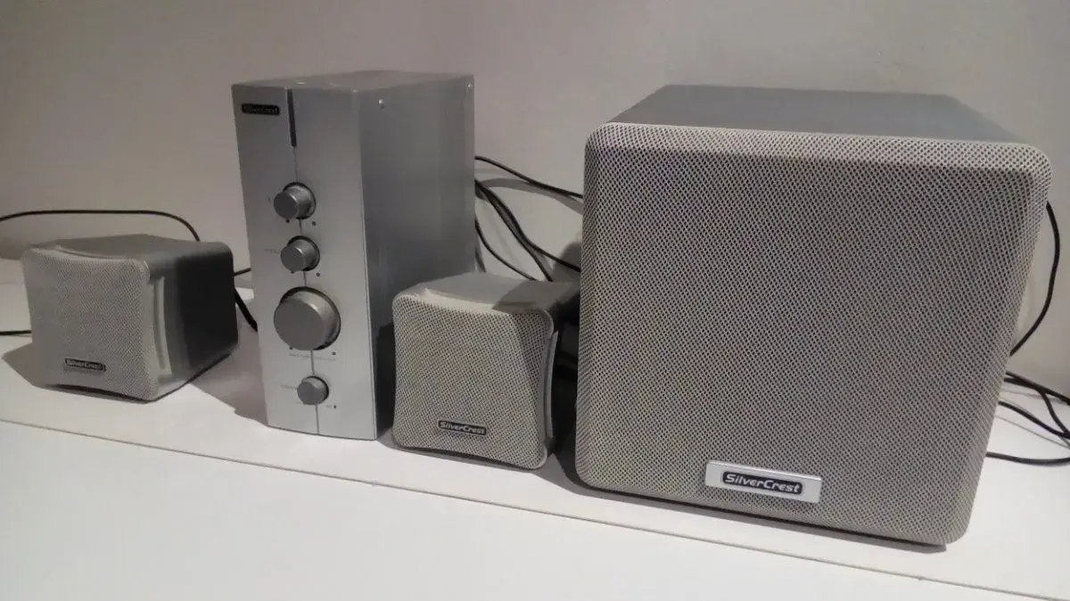 Zesilovač,---CD přehrávač ---, rádio