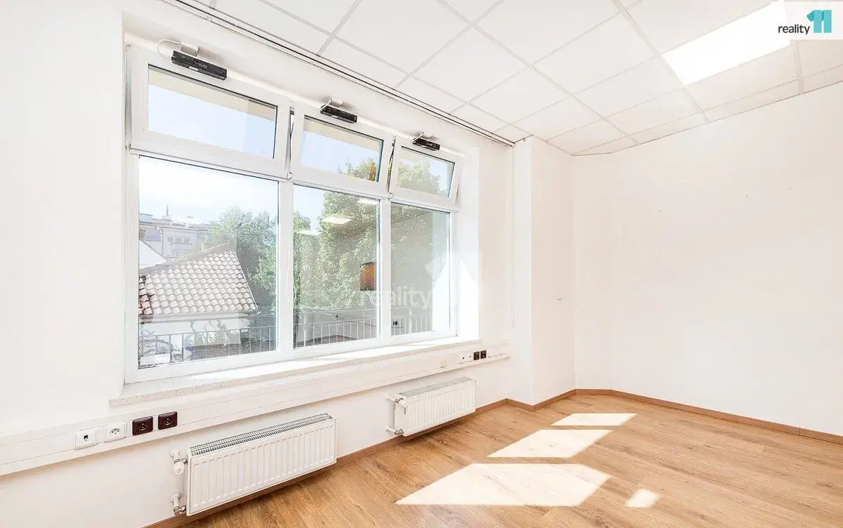 Pronájem světlé kanceláře 46 m² s možností garážového stání,