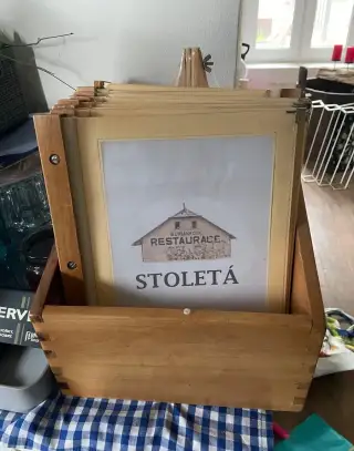 Menu do restaurace s dřevěnou krabicí