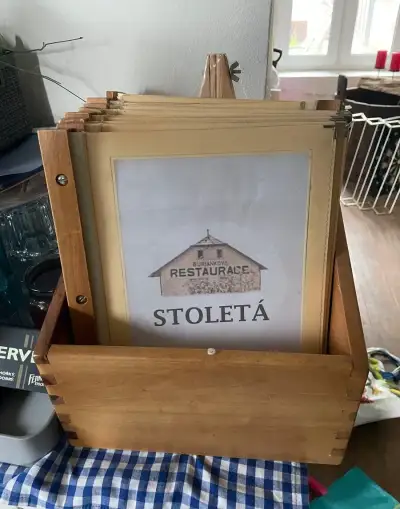 Menu do restaurace s dřevěnou krabicí