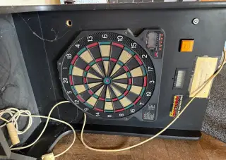 Elektronické šipky s mincovnikem