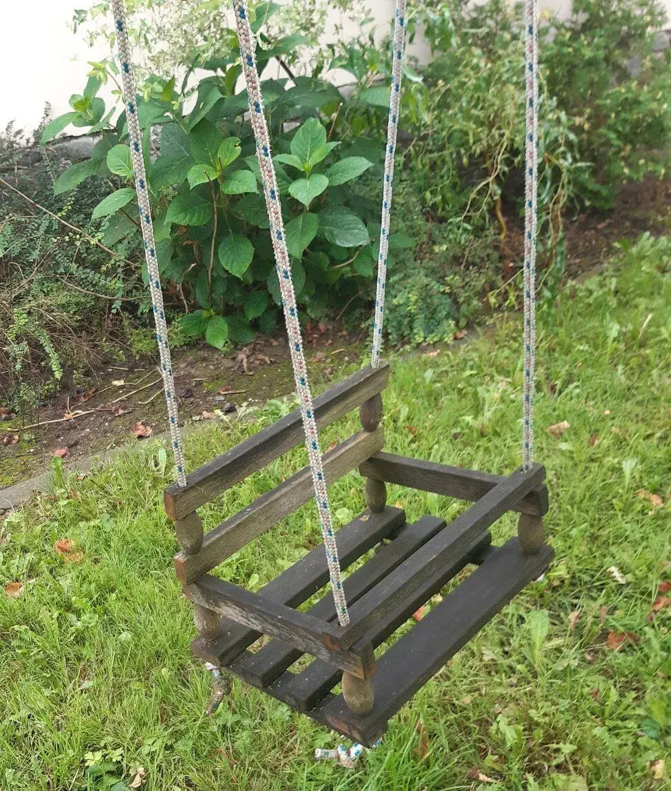Dětská dřevěná houpačka