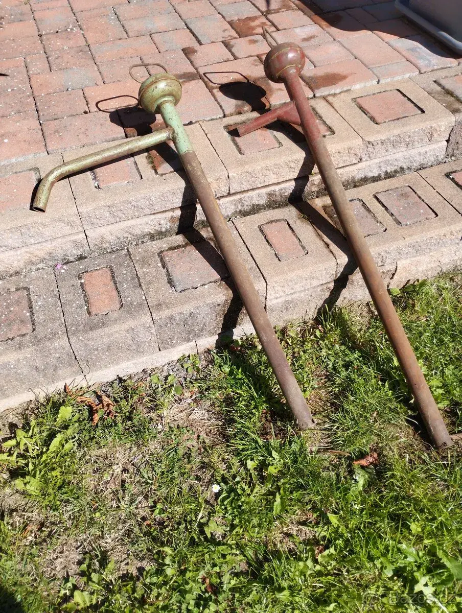 ruční historická pumpa na benzin, naftu