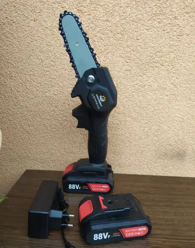 Ruční pilka do ruky na baterii