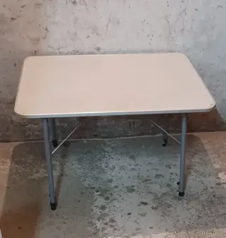 Kempingový stůl