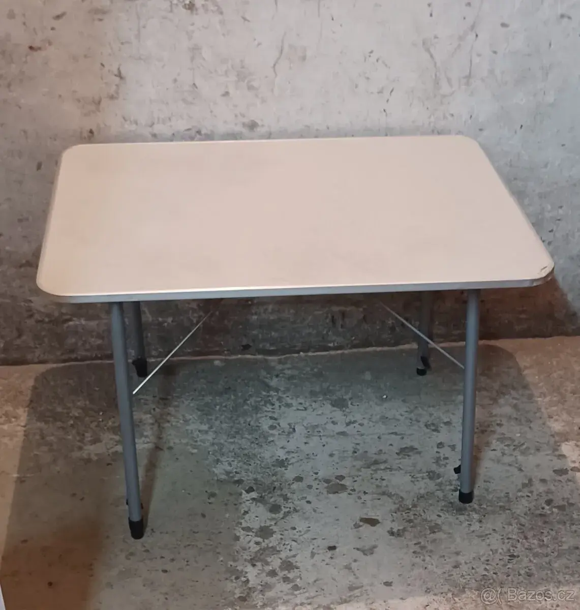 Kempingový stůl
