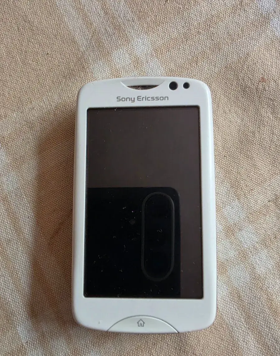 Mobilní tlačítkový telefon Sony Ericsson CK15i