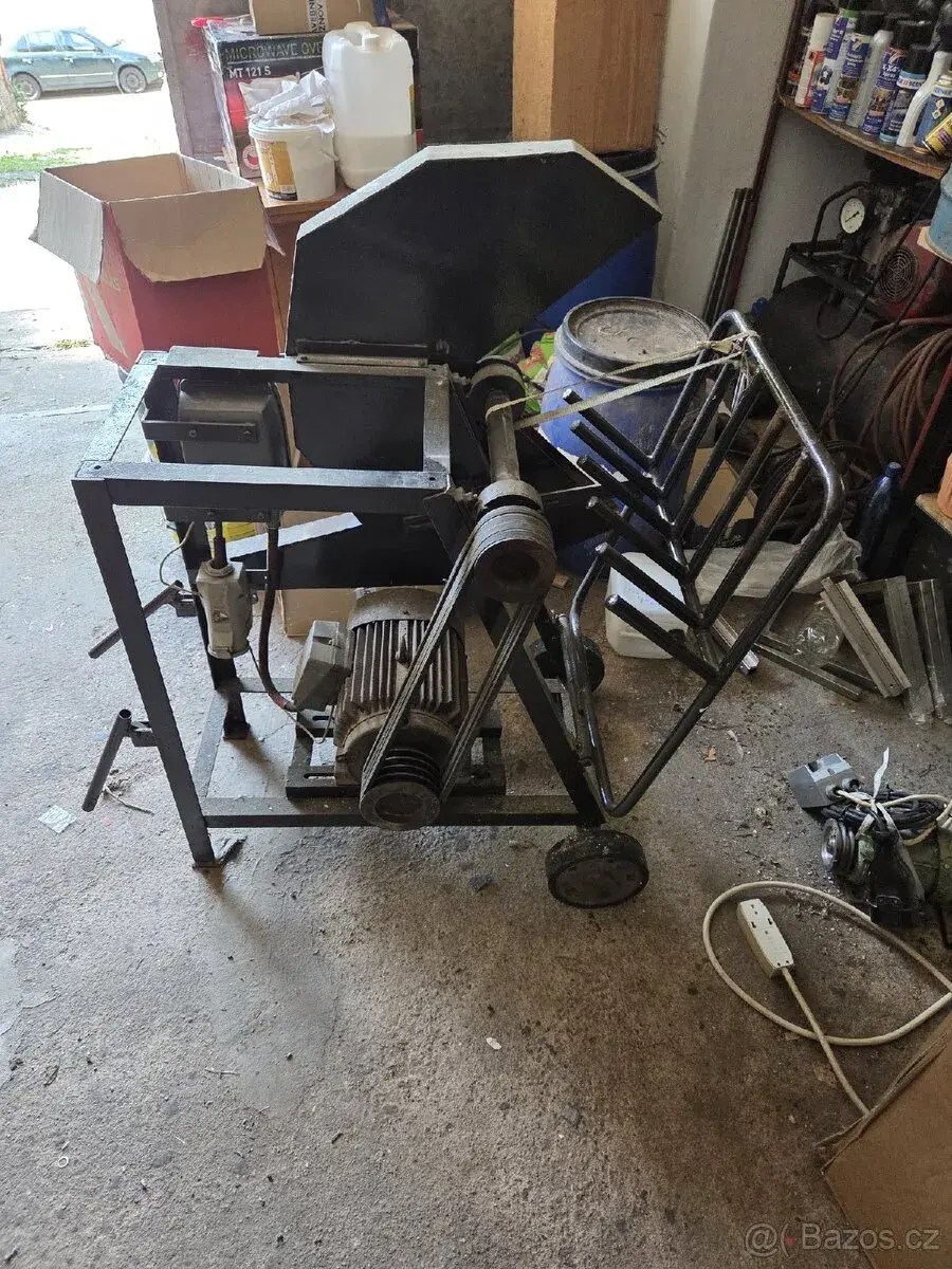 Cirkulárku s kolébkou a štípacím kuželem, motor MEZ 4 kW