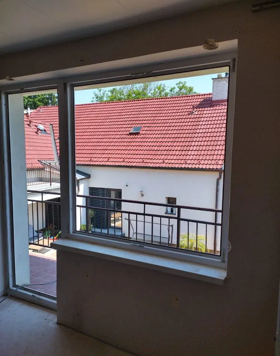 Plastové okna bílé i s francouzským oknem