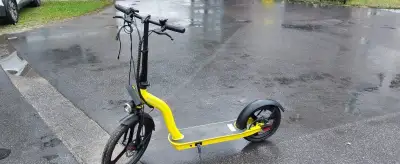 Elektrická koloběžka s 26" koly; žlutá