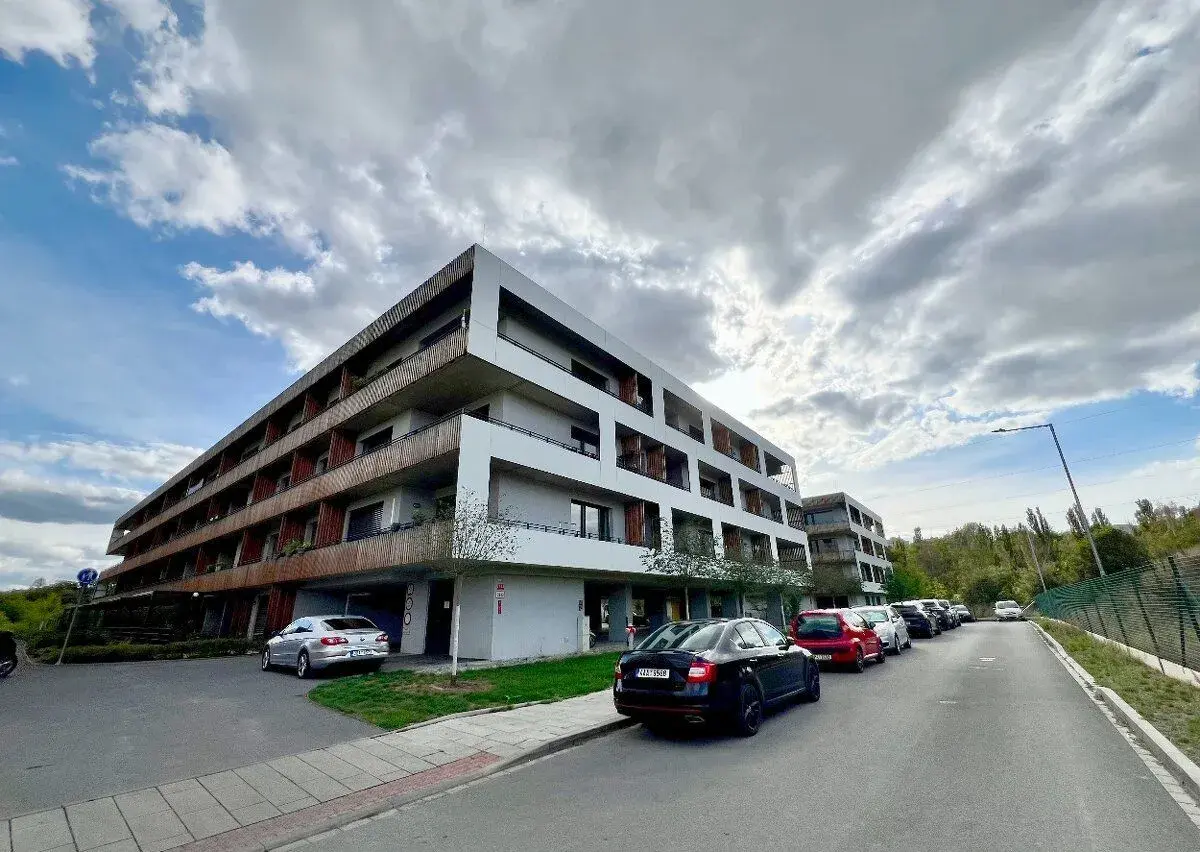 Prostorná garáž, kryté stání v žádané lokalitě u centra
