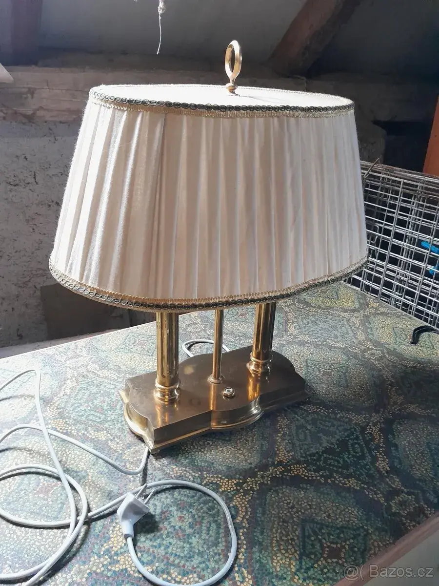 stolní celomosazná lampa