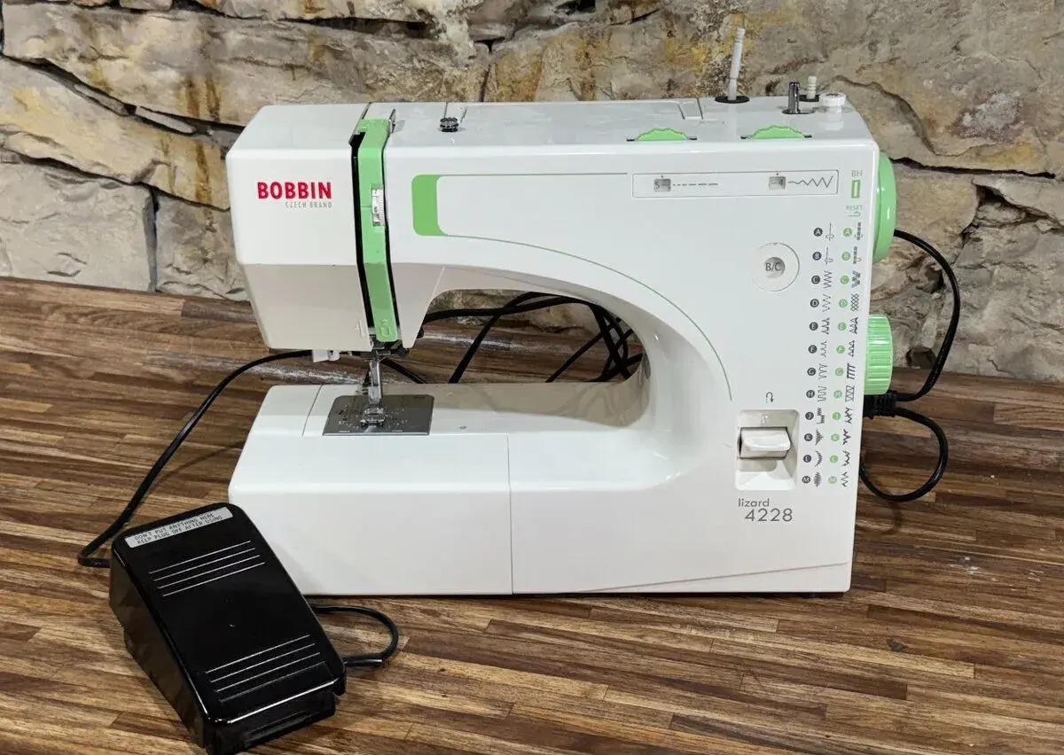 Šicí stroj BOBBIN Lizard 4228 + pedál – STAV NOVÉHO