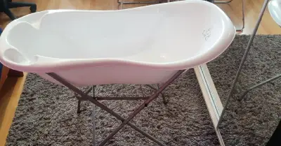 Dětská vanička se stojanem a podložka na koupání.