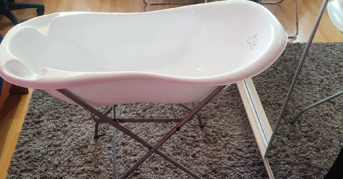 Dětská vanička se stojanem a podložka na koupání.