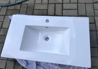 Bílé koupelnové umyvadlo 81 × 46,5 cm – 500 Kč