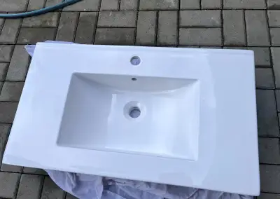 Bílé koupelnové umyvadlo 81 × 46,5 cm – 500 Kč