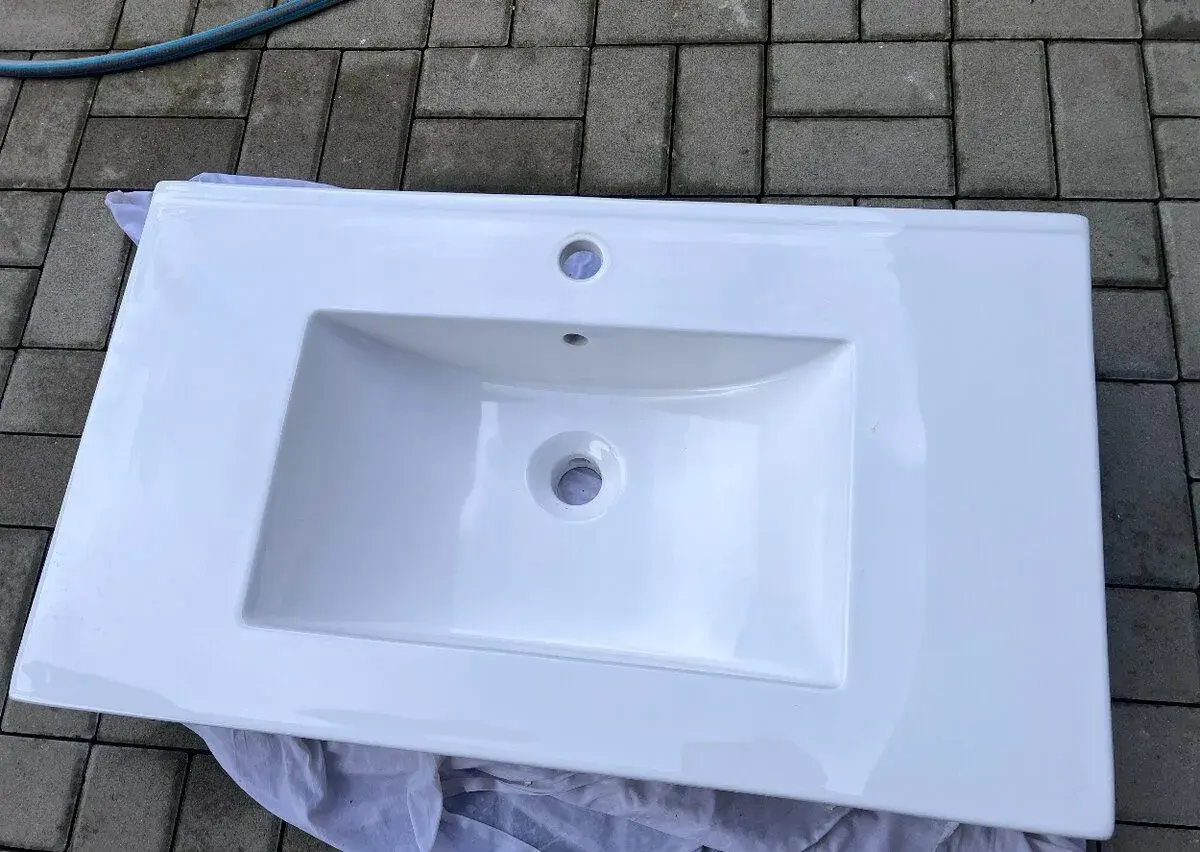 Bílé koupelnové umyvadlo 81 × 46,5 cm – 500 Kč